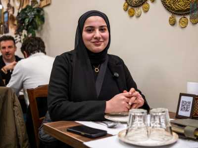 Lavora nel locale anche la 19enne Rayan Meslmani, giunta sei mesi fa dal sud del Libano per studiare Biologia. Rayan indossa il velo, ma afferma di non aver mai vissuto episodi di discriminazione, nonostante il suo aspetto poco occidentale